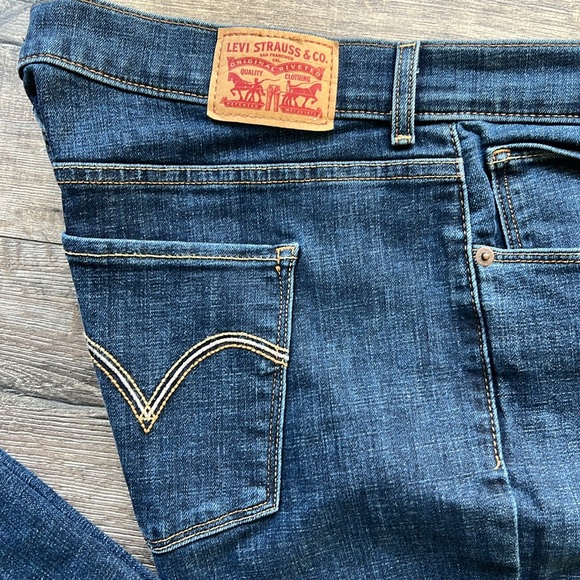 Levi’s Classic Boot Cut Jeans - Picture 2 of 6
